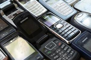 Kharkov, Ucraina - dicembre 9, 2020 mazzo di vecchio Usato antiquato mobile telefoni. raccolta differenziata elettronica nel il mercato a buon mercato foto