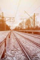 sera inverno paesaggio con il ferrovia stazione foto