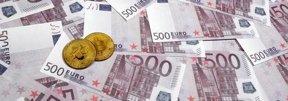 bitcoin al di sopra di mucchio di cinque centinaio Euro banconote. tradizionale i soldi contro criptovaluta concetto. oro moneta sopra 500 Euro fatture. vicino su foto