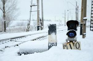 semaforo è collocato su il autostrada attraversamento il ferrovia linea nel inverno stagione foto