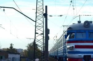 vecchio sovietico elettrico treno con antiquato design in movimento di rotaia foto