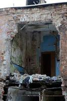 frammento di un abbandonato due storie edificio dopo militare operazioni nel donetsk foto