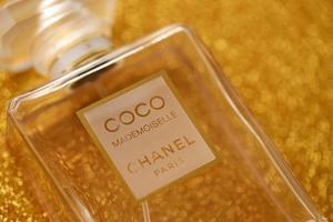 ternopil, Ucraina - settembre 2, 2022 cocco signorina chanel Parigi In tutto il mondo famoso francese profumo bottiglia su brillante luccichio sfondo nel d'oro colori foto