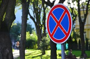 il giro strada cartello con un' rosso attraversare su un' blu sfondo. un' cartello si intende un' parcheggio divieto foto