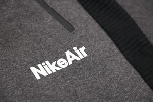 Kharkov, Ucraina - dicembre 20, 2020 nike aria logo su grigio gli sport indossare frammento. nike è americano multinazionale società impegnato nel produzione e In tutto il mondo marketing di Abiti e calzature foto