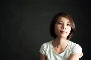 giovane ragazza vietnamita sul nero foto