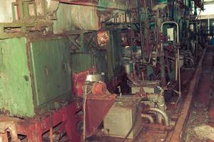 vecchio arrugginito chiuso peeling negozio a un abbandonato industriale obsoleto chimico prodotto petrochimico ingegneria raffineria con metallo ferro tubi di grande attrezzatura flange e tubi pompe foto