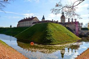 vecchio, antico medievale castello con guglie e torri, muri di pietra e mattone circondato di un' protettivo fossato con acqua nel il centro di Europa. barocco stile architettura foto