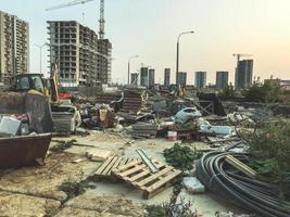 industriale luogo. costruzione di un' grande Residenziale complesso. Il prossimo per costruzione attrezzatura. di legno pallet a partire dal edificio materiali. rimozione di grande detriti foto