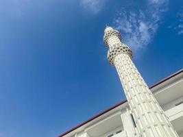 grande bellissimo alto musulmano moschea islamico tempio per preghiere per Dio Allah con alto religione torri nel caldo tropicale orientale nazione meridionale ricorrere foto