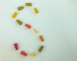 lettera a partire dal multicolore gommoso orsi. lettera S fatto a partire dal gelatinoso caramelle. un commestibile parola. vitamina lettera, delizioso dolcezza. naturale dolci fatto a partire dal succhi di frutta e nettari foto