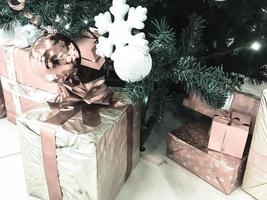 festivo colorato bellissimo brillante regalo scatole, decorazioni sotto il Natale verde albero con aghi e rami, giocattoli per il nuovo anno. sfondo, struttura foto