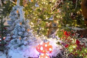 Natale decorazione. decorazione su il Natale albero nel il modulo di un Mela. circondato di perline e ghirlanda foto