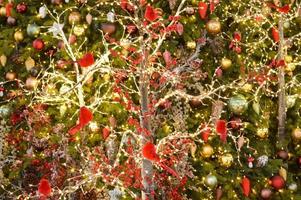 Natale arredamento per un' shopping centro. alto abeti rossi con uccelli, giocattoli e altro ornamenti. elegante arredamento per Natale fatto a mano. carino uccelli sospeso su rami foto