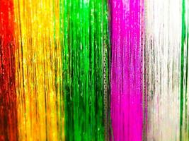 festivo multicolore arcobaleno brillante argento bellissimo Natale plastica ghirlanda scintillante per il nuovo anno, albero di Natale orpelli, festivo decorato con un' sfocatura effetto. struttura. sfondo foto