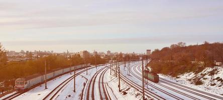 inverno paesaggio con un' ferrovia treno contro un' nuvoloso cielo sfondo foto