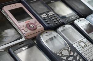 Kharkov, Ucraina - dicembre 9, 2020 mazzo di vecchio Usato antiquato mobile telefoni. raccolta differenziata elettronica nel il mercato a buon mercato foto