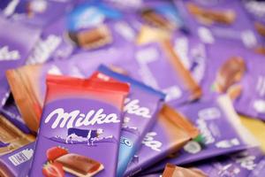 Kharkov, Ucraina - dicembre 8, 2020 molti involucri di viola milka cioccolato. milka è un' svizzero marca di cioccolato confezione manufatto di azienda mondelez internazionale foto