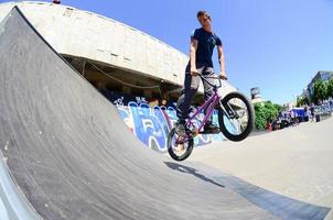 Kharkiv, Ucraina - 27 Maggio, 2018 freestyle bmx piloti nel un' Skate park durante il annuale Festival di strada culture foto