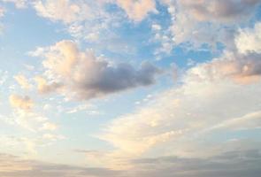 bellissimo Visualizza di il mattina bianca nuvole nel il blu cielo. pesca beige colore nuvole. omosfera. Alba. il concetto di sentimenti di pace e dimensione. il bellezza di natura elementi foto