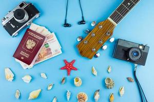 conchiglie con un' chitarra e un' telecamera foto