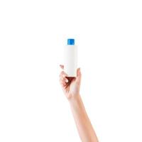 femmina mano Tenere crema bottiglia di lozione isolato. ragazza dare tubo cosmetico prodotti su bianca sfondo foto