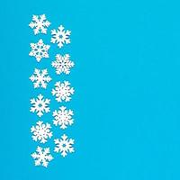 superiore Visualizza di bianca i fiocchi di neve su colorato sfondo. inverno tempo metereologico concetto con copia spazio. allegro Natale concetto foto
