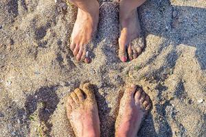 piedi su il sabbia di un' spiaggia, estate rilassare vacanza foto