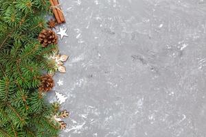 Natale sfondo con abete albero e regalo scatola su di legno tavolo. superiore Visualizza con copia spazio per il tuo design foto