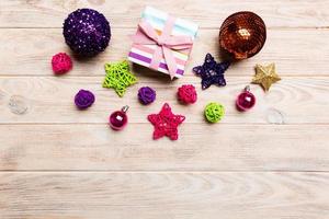 superiore Visualizza Natale sfera, regalo e creativo decorazioni su di legno sfondo. nuovo anno vacanza concetto con copia spazio foto