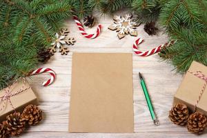 vuoto Natale carta su di legno tavolo con Natale caramella e regalo scatola foto