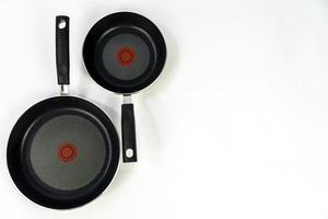 teflon cucinando pentole, nero teflon su bianca sfondo, plastica maniglie, Messico foto