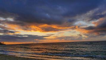 nuvoloso tramonto su Oahu foto