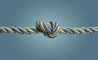 nodo legato su una corda isolata sul blu