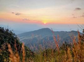 valle di montagna durante l'alba. paesaggio estivo naturale foto