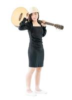 donna trasporto acustico chitarra su spalla foto