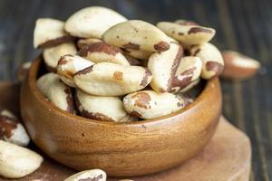 pelato brasile noccioline su il tavolo foto