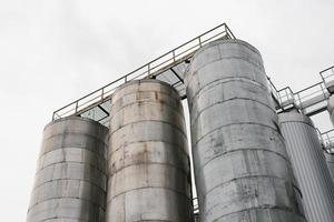 silo, contenitori o carri armati per malto Conservazione a il fabbrica di birra foto