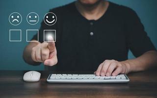 cliente servizio e soddisfazione concetto ,attività commerciale persone utilizzando computer e toccante il virtuale schermo su il contento smiley viso icona per dare soddisfazione nel servizio. valutazione molto impressionato. foto