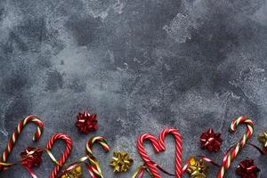 Natale canne caramello rosso oro scenario su buio grigio sfondo. copia spazio telaio. foto