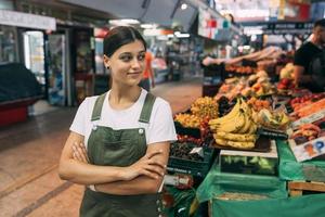 donna venditore di frutta a il mercato vicino il contatore foto