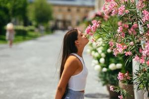 all'aperto ritratto di giovane bellissimo signora in posa vicino fioritura albero. foto