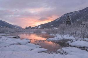 fiume in inverno foto