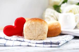 pane fresco fatto in casa sul tavolo bianco foto