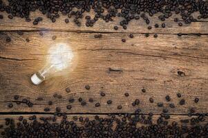 lampadina e chicchi di caffè sulla scrivania foto