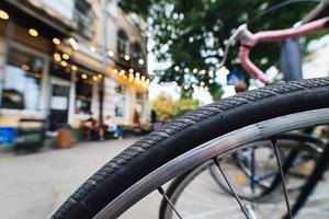 bicicletta ruote vicino su su il strada foto