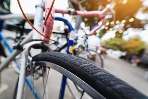 bicicletta ruote vicino su su il strada foto