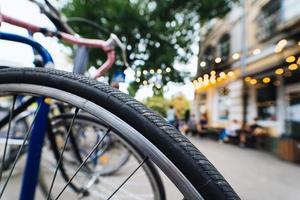 bicicletta ruote vicino su su il strada foto
