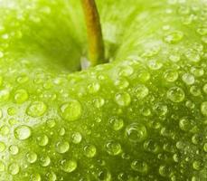 mela verde con gocce d'acqua foto