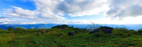 panorama bellissimo campagna di phaty, Laos. soleggiato pomeriggio. meraviglioso primavera paesaggio nel montagne. erboso campo e rotolamento colline. rurale scenario. foto